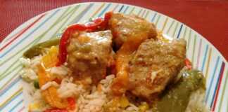 Ένα πιάτο με ζουμερό Χοιρινό με Πολύχρωμες Πιπεριές στην Κατσαρόλα, έτοιμο για σερβίρισμα