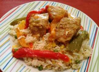 Xοιρινό με Πολύχρωμες Πιπεριές στην Κατσαρόλα Ένα πιάτο με ζουμερό Χοιρινό με Πολύχρωμες Πιπεριές στην Κατσαρόλα, έτοιμο για σερβίρισμα