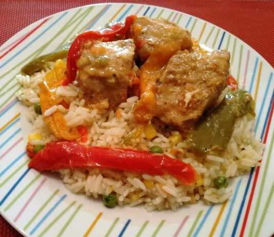 Ένα πιάτο με ζουμερό Χοιρινό με Πολύχρωμες Πιπεριές στην Κατσαρόλα, έτοιμο για σερβίρισμα