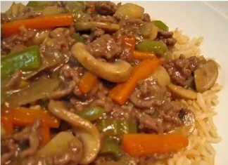 Ρύζι με πλούσια σάλτσα κιμά και μανιτάρια