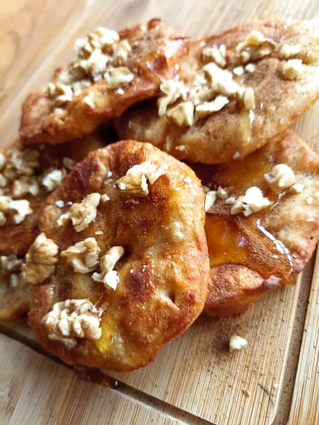 Tiganites0 τηγανίτες με μέλι και καρύδια