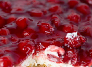 Ένα ολόκληρο Cheesecake Κεράσι, κομμένο σε τετράγωνα κομμάτια, έτοιμο για σερβίρισμα