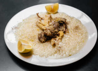 Παραδοσιακό Γαμοπίλαφο με κομμάτια ζουμερού κρέατος σερβιρισμένο σε πιατέλα