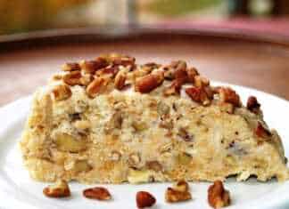 Το Γλυκό Ψυγείου με Καρύδια στην πιατέλα, γαρνιρισμένο με ολόκληρα καρύδια.