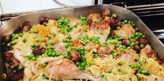 Χρυσαφένιο κοτόπουλο με κριθαράκι στο φούρνο, σε μεγάλο ταψί, έτοιμο για σερβίρισμα.