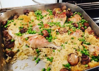 Χρυσαφένιο κοτόπουλο με κριθαράκι στο φούρνο, σε μεγάλο ταψί, έτοιμο για σερβίρισμα.