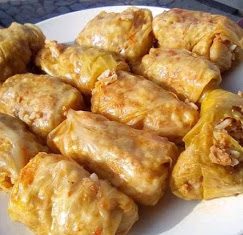 Λαχανοντολμάδες-γιαπράκια ή σαρμάδες από Κοζάνη !!! Λαχανοντολμάδες (γιαπράκια) σερβιρισμένοι σε πιάτο, με σάλτσα και τριμμένο μπούκοβο.