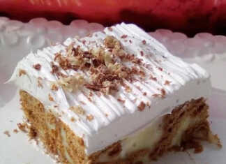 Μια φέτα από το έτοιμο γλυκό ψυγείου με μπισκότα σερβιρισμένη σε πιάτο.