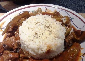 Μπάμιες με κρέας και μία κούπα ρυζι