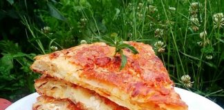 Χρυσαφένια, αφράτη τυρόπιτα με σπιτικό φύλλο, φρεσκοψημένη σε πιάτο.