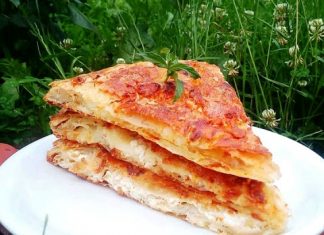 Η Τυρόπιτα της Θείας απ’ το Χωριό Χρυσαφένια, αφράτη τυρόπιτα με σπιτικό φύλλο, φρεσκοψημένη σε πιάτο.