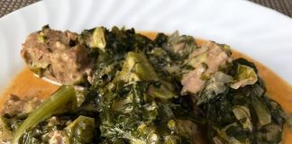 Χοιρινό κοκκινιστό με πράσο και μαρούλια σε κρεμώδη σάλτσα αυγολέμονο σερβιρισμένο σε πιάτο.