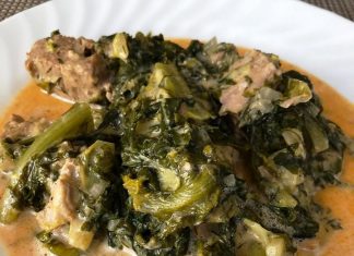 Χοιρινό με Πράσο και Μαρούλια σε Σάλτσα Αυγολέμονο – Παραδοσιακή και Πεντανόστιμη Συνταγή Χοιρινό κοκκινιστό με πράσο και μαρούλια σε κρεμώδη σάλτσα αυγολέμονο σερβιρισμένο σε πιάτο.