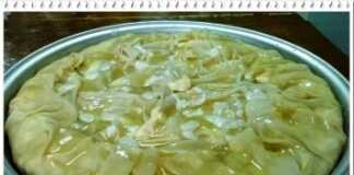 Μια παραδοσιακή Καρπενησιώτικη τυρόπιτα στο ταψί, με ροδοκοκκινισμένο χειροποίητο φύλλο και τραγανό κόθρο περιμετρικά.