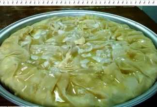 Μια παραδοσιακή Καρπενησιώτικη τυρόπιτα στο ταψί, με ροδοκοκκινισμένο χειροποίητο φύλλο και τραγανό κόθρο περιμετρικά.