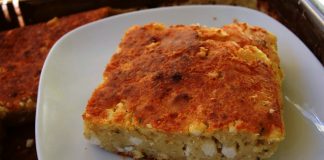 Κοντινό πλάνο στην αφράτη υφή της Τυρόπιτας του Πεντάλεπτου.