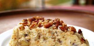 Το Γλυκό Ψυγείου με Καρύδια στην πιατέλα, γαρνιρισμένο με ολόκληρα καρύδια.