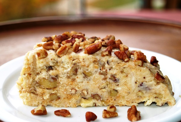 OLYMPUS DIGITAL CAMERA Το Γλυκό Ψυγείου με Καρύδια στην πιατέλα, γαρνιρισμένο με ολόκληρα καρύδια.