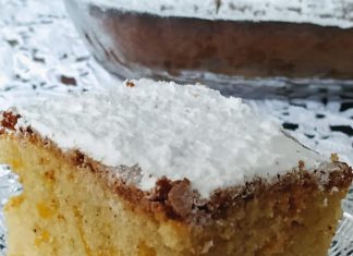 Ένα κομμάτι αφράτου κέικ κολοκύθας πασπαλισμένο με ζάχαρη άχνη.