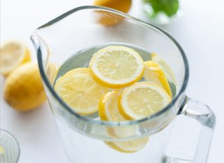 Νερό με Λεμόνι μύθοι και αλήθειες για την υγεία μας