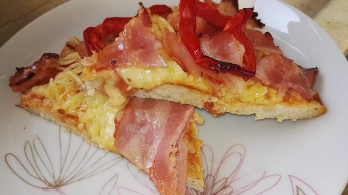 Πίτσα-με-βάση-από-κιμά-κοτόπουλου-696x391