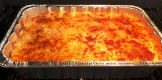 Ένα ολόκληρο Μαμαδίστικο Παστίτσιο σε ταψί, φρεσκοψημένο με χρυσαφένια κρούστα, έτοιμο για σερβίρισμα