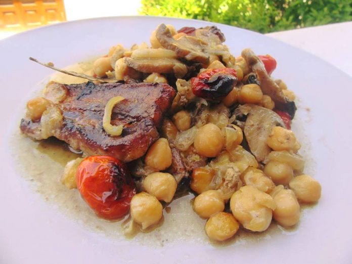 Ρεβίθια-με-μανιτάρια-και-χοιρινή-πανσέτα