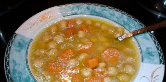 Ένα πιάτο γεμάτο ζεστή, χυλωμένη ρεβιθόσουπα, περιχυμένη με ελαιόλαδο.