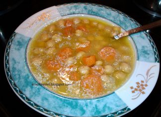 Ένα πιάτο γεμάτο ζεστή, χυλωμένη ρεβιθόσουπα, περιχυμένη με ελαιόλαδο.