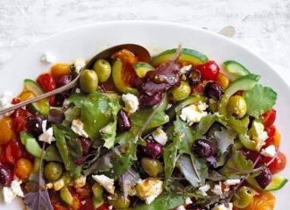 Σαλάτα με Ντοματίνια Μαρούλι και φέτα