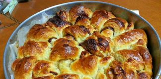 Σοκολατόψωμο…θα τους τρελάνει μικρούς μεγάλους Ένα στρογγυλό σοκολατόψωμο με τη γέμιση σοκολάτας να φαίνεται, σερβιρισμένο σε ταψι.