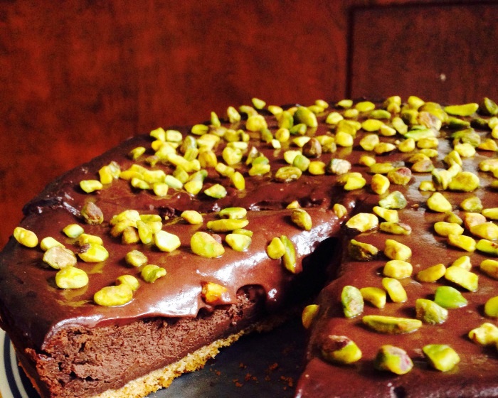 τούρτα-σοκολάτα με φιστίκια αιγίνης
