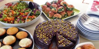 Τούρτα Σοκολάτας με φιστίκια αιγίνης τούρτα-σοκολάτα με φιστίκια αιγίνης