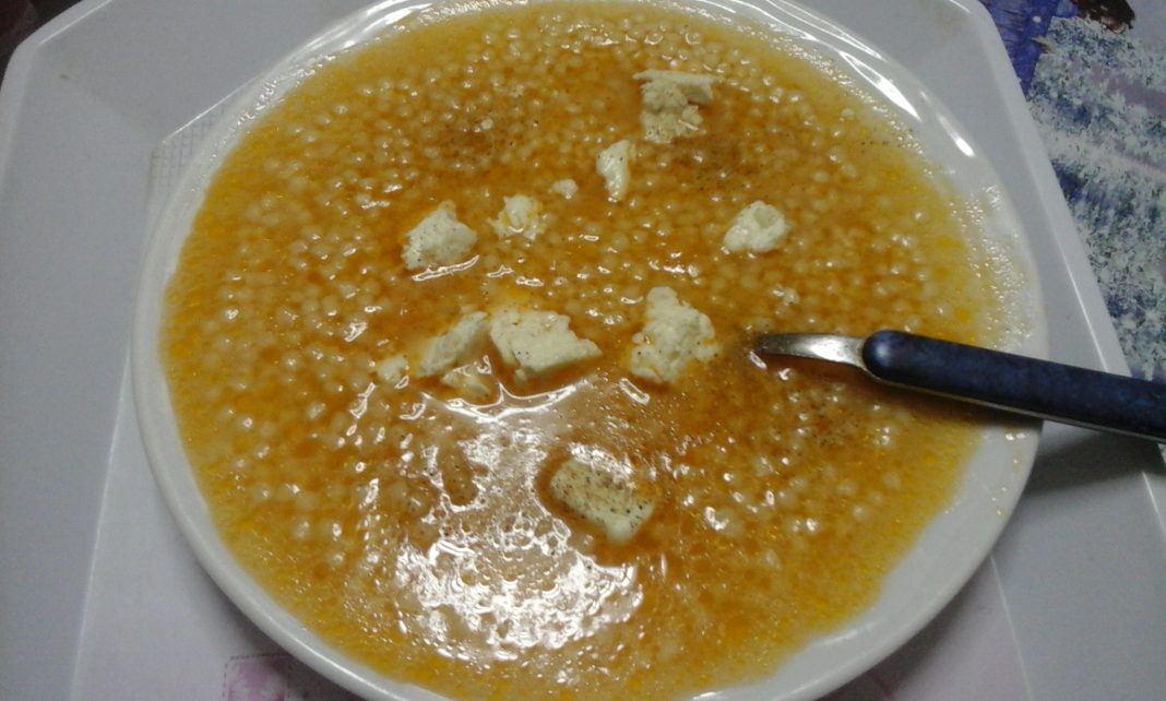 Η ζεστή Σούπα Ξινός Τραχανάς με τριμμένη φέτα και πιπέρι.