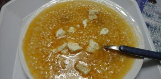 Η ζεστή Σούπα Ξινός Τραχανάς με τριμμένη φέτα και πιπέρι.