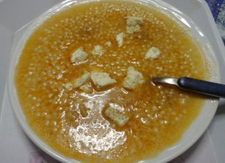 Η ζεστή Σούπα Ξινός Τραχανάς με τριμμένη φέτα και πιπέρι.