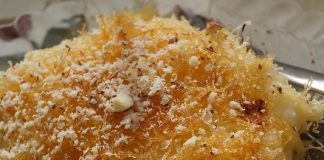 Εκμέκ Κανταΐφι Πολίτικο με πλούσια στρώση κρέμας σιμιγδαλιού και πασπαλισμένο με καρύδια, κομμένο σε τετράγωνα κομμάτια.