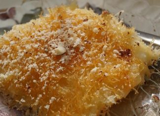 Εκμέκ κανταίφι πολίτικο Εκμέκ Κανταΐφι Πολίτικο με πλούσια στρώση κρέμας σιμιγδαλιού και πασπαλισμένο με καρύδια, κομμένο σε τετράγωνα κομμάτια.