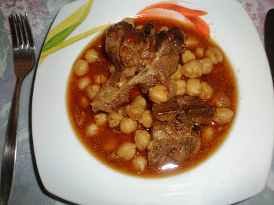 κατσικάκι με ρεβιθια Κατσικάκι με Ρεβύθια...Ροδίτικη Συνταγή