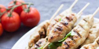 Κεμπάπ Κοτόπουλο…για όσους δεν τρώνε το αρνί Ψημένα κεμπάπ κοτόπουλου σε ξύλινα σουβλάκια, τοποθετημένα σε πιατέλα, με λαχανικά και σως στο φόντο, έτοιμα για σερβίρισμα.