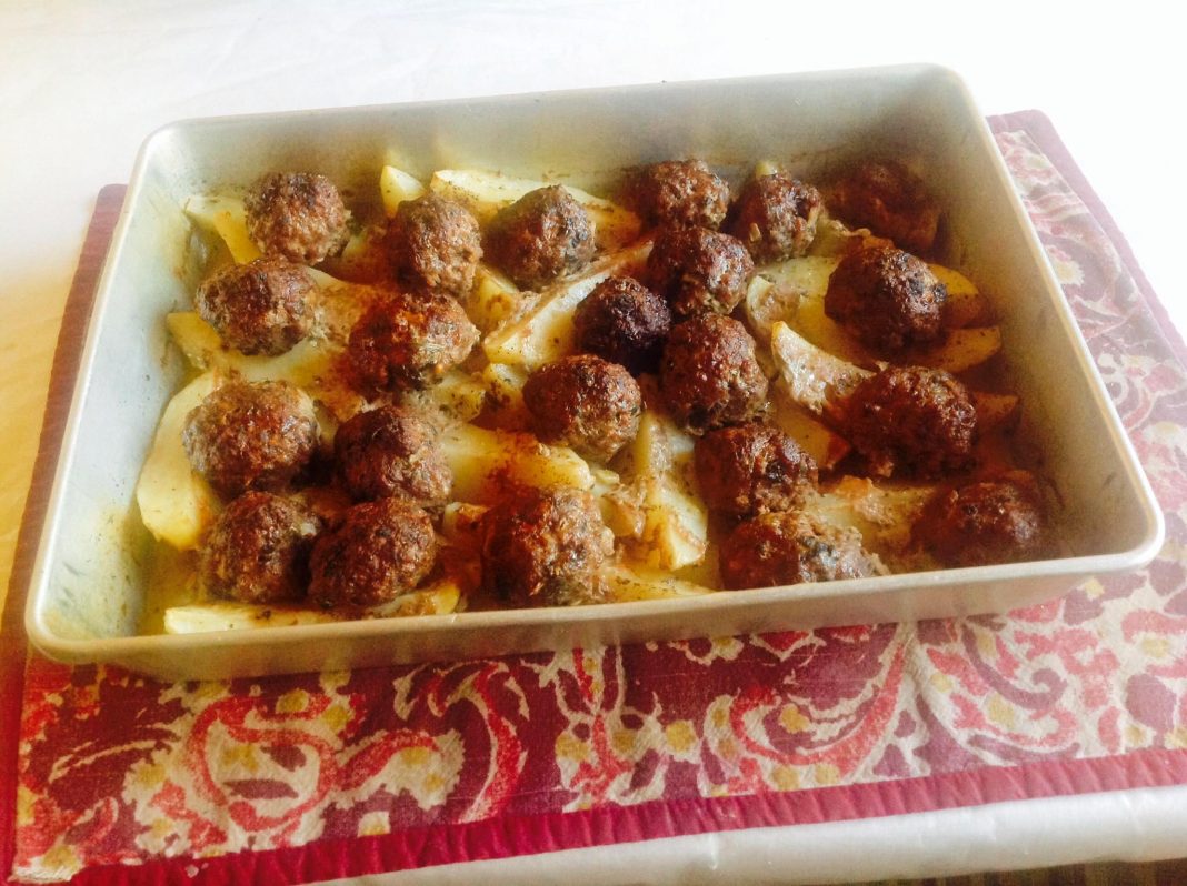 Κεφτέδες με πατάτες λεμονάτες