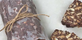 Ο πιο τεμπέλικος κορμός σοκολάτας Ένας λαχταριστός τεμπέλης κορμός σοκολάτας, κομμένος σε φέτες, σερβιρισμένος σε πιατέλα.