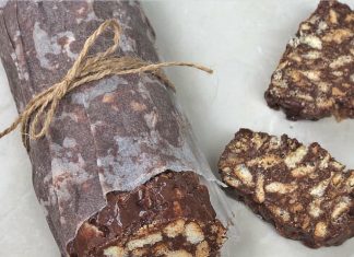 Ένας λαχταριστός τεμπέλης κορμός σοκολάτας, κομμένος σε φέτες, σερβιρισμένος σε πιατέλα.