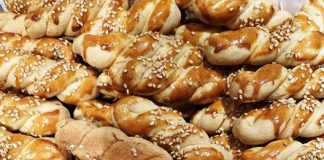 Κουλουράκια του Καφέ σε σχήμα πλεξούδας, ροδισμένα και γυαλιστερά