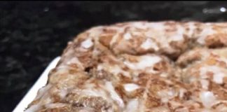 Κοντινό πλάνο στην επικάλυψη κανέλας της Μηλόπιτας με Κανέλα και Καρύδια πριν το ψήσιμο.