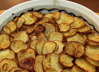 Μια στρογγυλή, χρυσαφένια πίτα από λεπτοκομμένες πατάτες, κομμένη σε σφήνες, σερβιρισμένη σε πιατέλα.