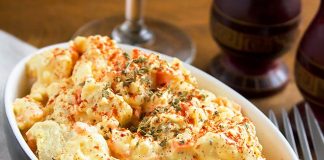 Πλούσια, κρεμώδης Πατατοσαλάτα με αυγά και πάπρικα σε μπολ σερβιρίσματος.