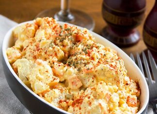 Πλούσια, κρεμώδης Πατατοσαλάτα με αυγά και πάπρικα σε μπολ σερβιρίσματος.