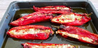 Κοντινό πλάνο στη γέμιση από τις **Γεμιστές Πιπεριές Ψητές** με φέτα και βότανα