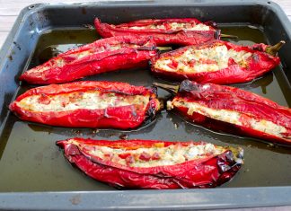 Κοντινό πλάνο στη γέμιση από τις **Γεμιστές Πιπεριές Ψητές** με φέτα και βότανα